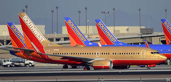 Southwest Boeing 737-7H4 N711HK Retro Gold, Phoenix Sky Harbor, December 22, 2014